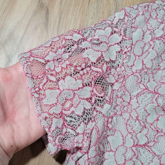 🔹️Banana Republic Gray & Pink Floral Lace Overlay Sheer Short Sleeved Top Small - Picture 5 of 10